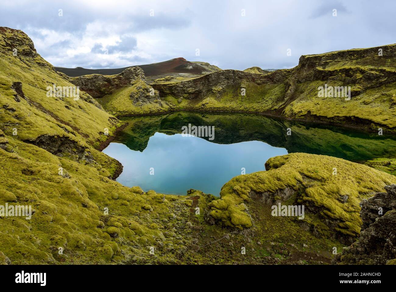 Tjarnargigur cratere riempito con acqua è uno dei più imponenti di crateri vulcanici Lakagigar fessura area nel sud altopiani di Islanda. Pond Crat Foto Stock