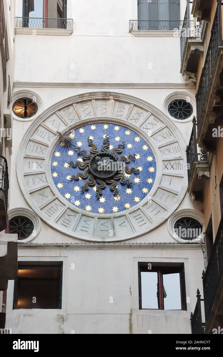 In prossimità della superficie dell'orologio sul sito nord della torre dell'orologio in San Marco luogo Venezia Italia Foto Stock