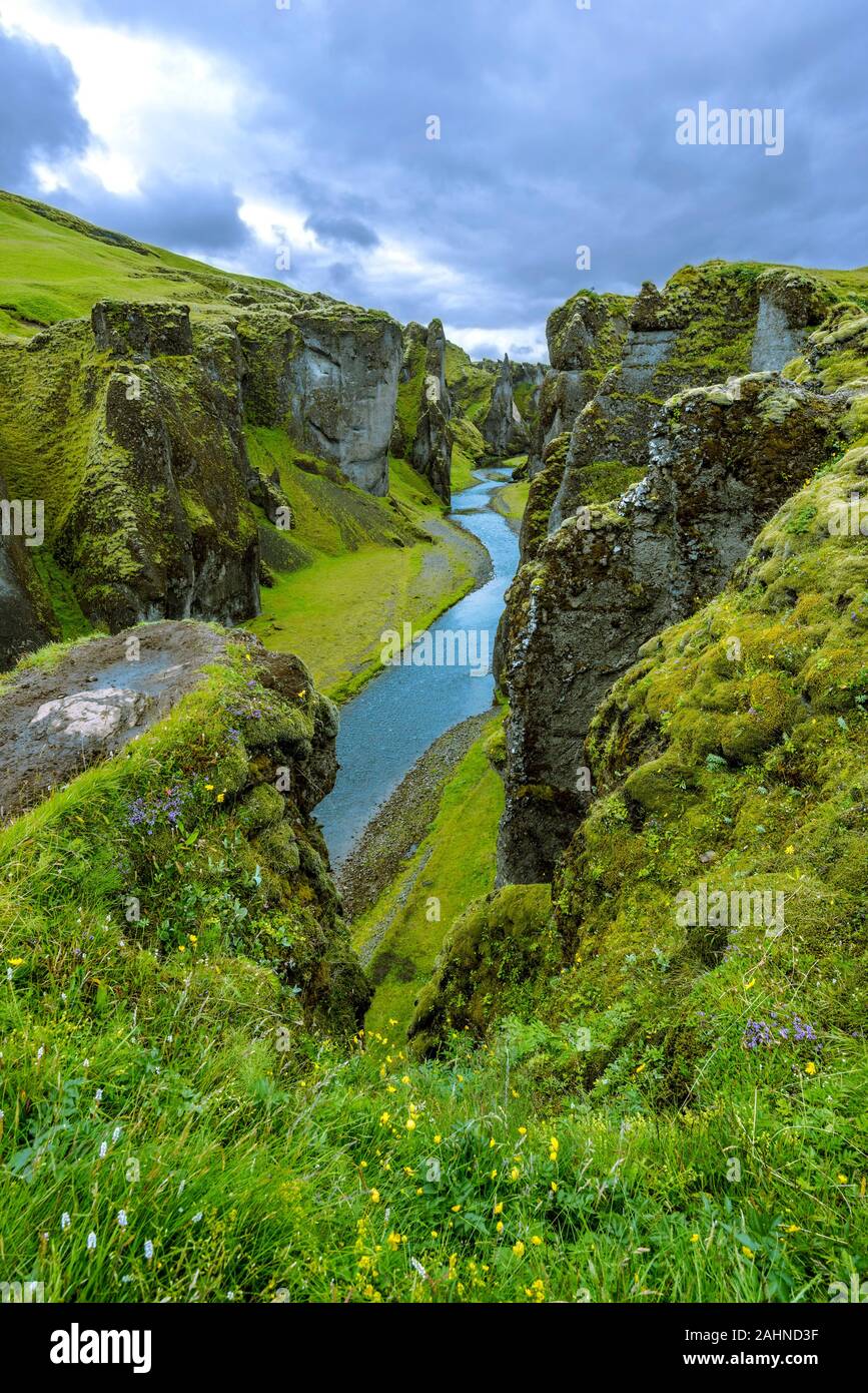 Vista del Canyon Fjadrargljufur verso monte del fiume Fjadra. A sud est dell'Islanda. Foto Stock