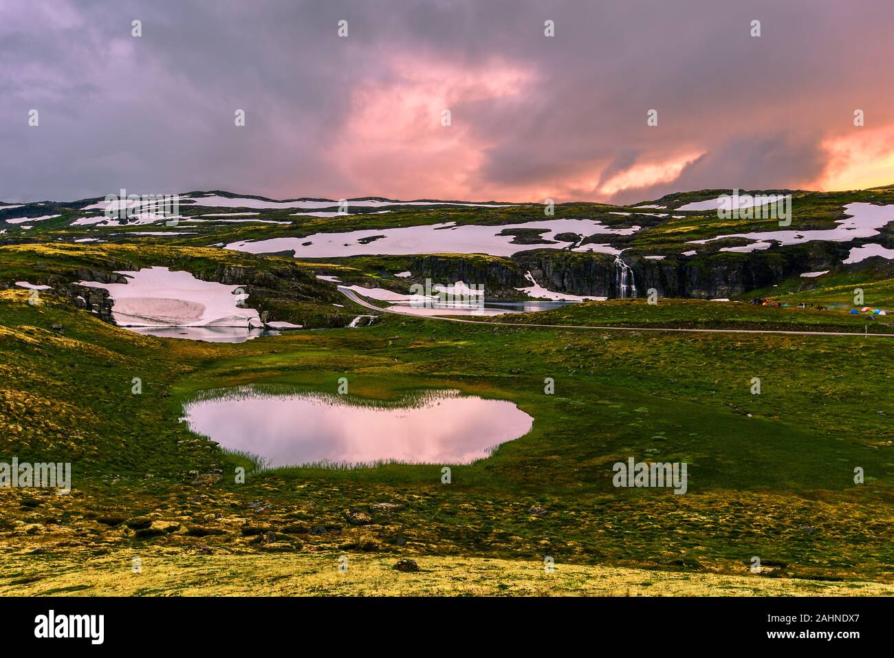 Luci di mezzanotte su Aurlandsfjellet area montuosa in Sogn og Fjordane contea di Norvegia. La strada Bjorgavegen nell approccio del lago Flotvatnet e Foto Stock