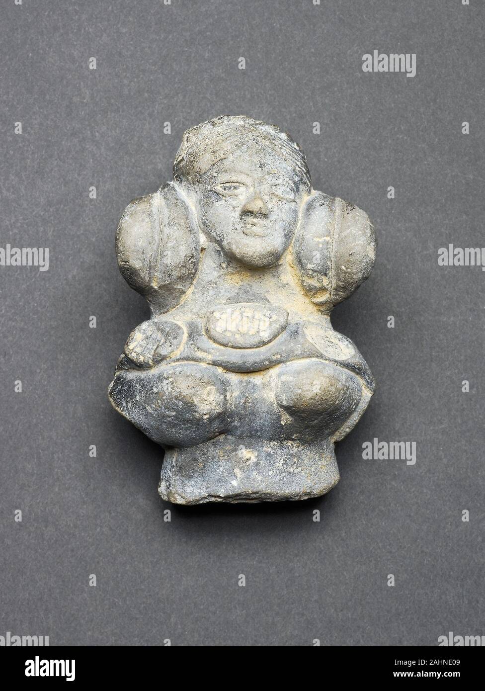 Busto di una statuetta femminile. 300 BC-101 BC. Mathura. Modellata a mano cotto grigio Foto Stock