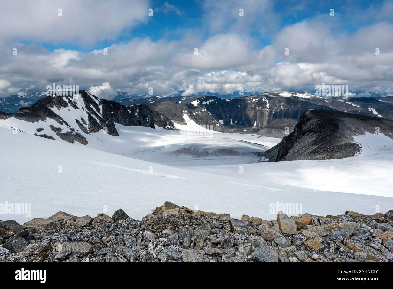 Paesaggio di montagna come si vede dal Glittertind pendio di montagna in direzione nord. Il ghiacciaio e il lago glaciale Trollsteinjonne circondato da Trollstei Foto Stock