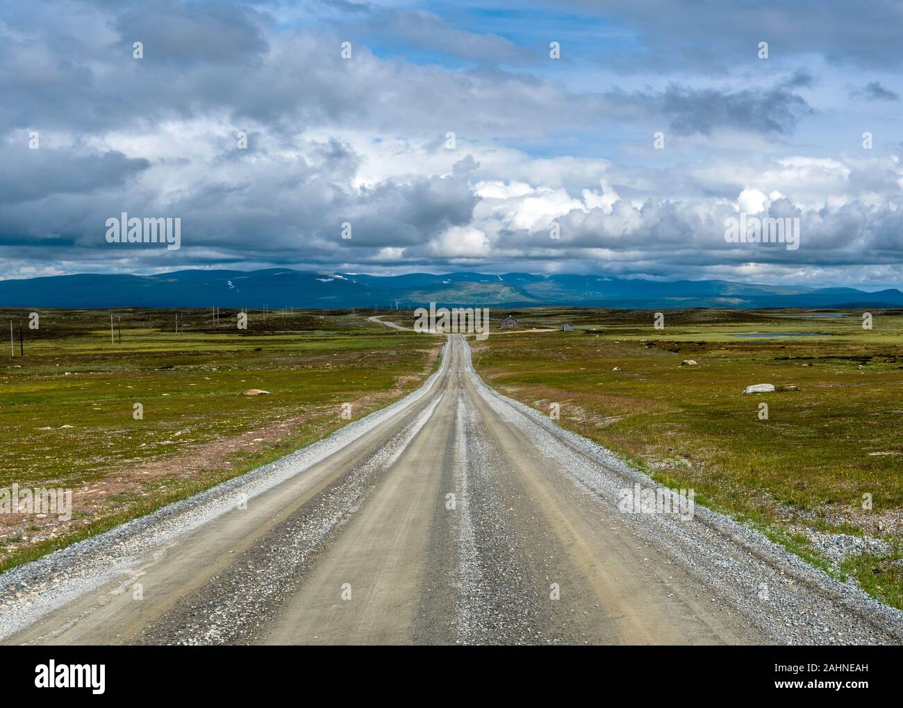 La più alta strada pubblica di Svezia attraversando Harjedalen regione, attraverso il paesaggio delle Alpi Scandinave, come chiamiamo Lunndorrsfjallen massiccio montagnoso. Foto Stock