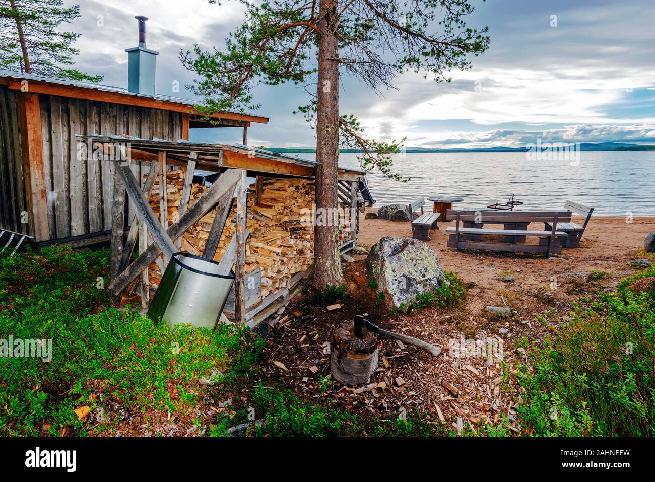 Sauna nel bordo del lago Sandsjon in Lapponia svedese. Il luogo per il taglio di rotoli con l'ascia è al primo piano. La contea di Vasterbotten, Norrland, Svezia. Foto Stock