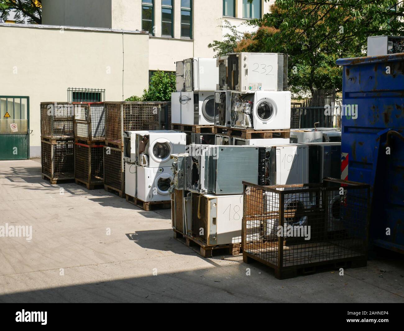 Wien/Austria - 4 giugno 2019: eliminato le macchine di lavaggio impilati al di fuori di un riciclaggio e recupero composto a vienna Foto Stock