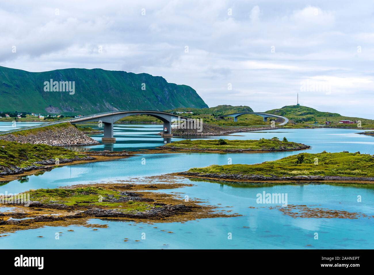 Il ponte Fredvangbruene nell arcipelago Lofotene il collegamento principale strada turistica E10 con Torvoya Isola e ulteriore Fredvang comunità di Flakstad. N Foto Stock