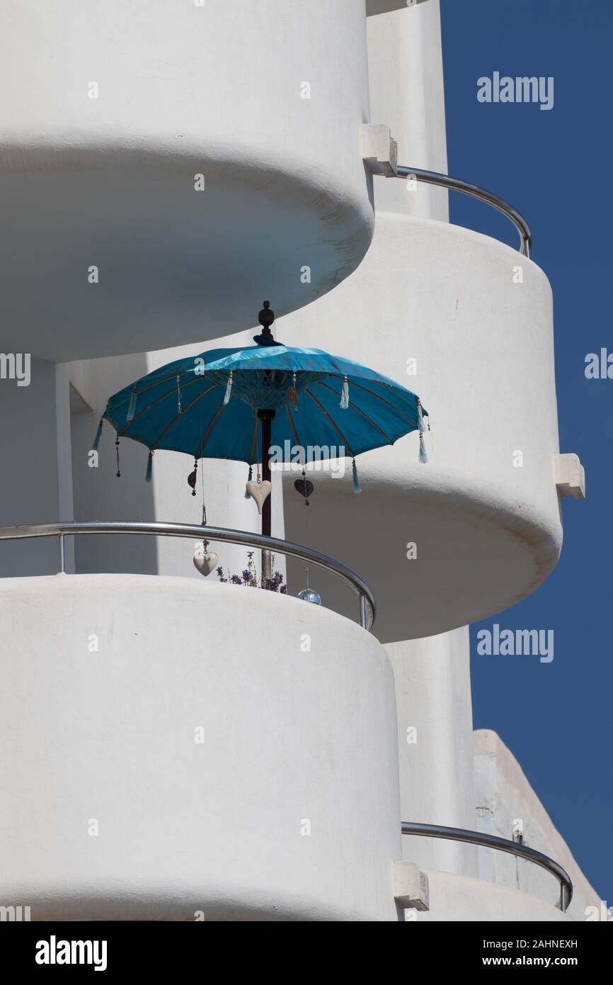 Ombrellone blu sul balcone di appartamenti a Santa Eulària des Riu, Ibiza, Isole Baleari, Spagna Foto Stock