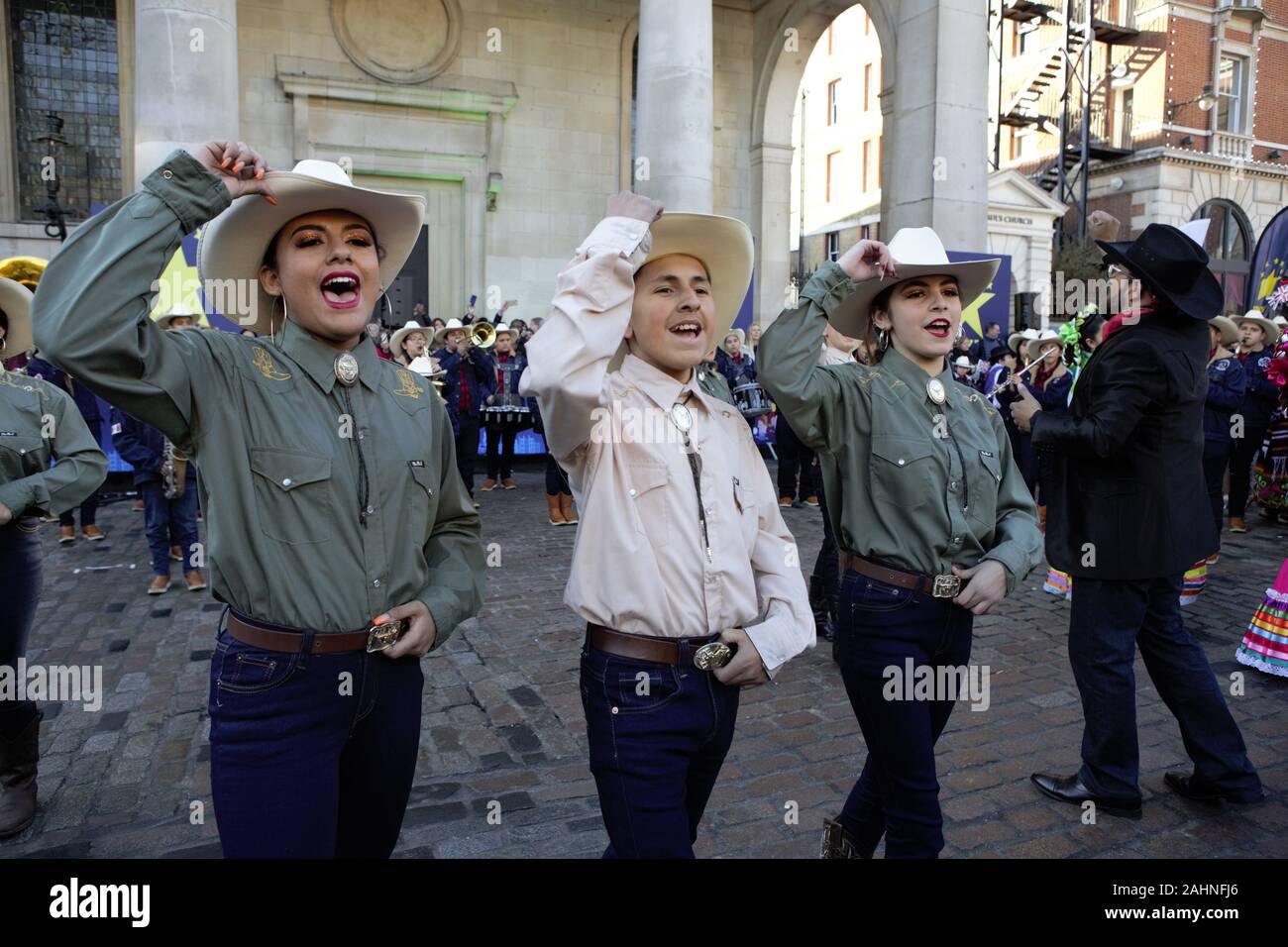 Londra, Regno Unito. 30 Dic, 2019. Ballerini messicano di eseguire nel corso della Londra Capodanno Parade (LNYDP) 2020 Anteprima mostra al Covent Garden Piazza. Credito: Pietro Recchia/SOPA Immagini/ZUMA filo/Alamy Live News Foto Stock