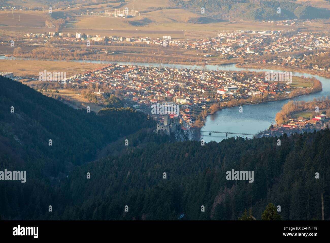 Rovine del Castello di Strecno con di Strecno Varin e villaggi e serpeggiante fiume Vah soffietto in Slovacchia Foto Stock
