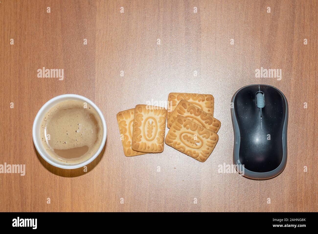 Il tè caldo con caffè e latte miele biscotti cookies - il mouse del computer - office break - spazio didascalia Foto Stock