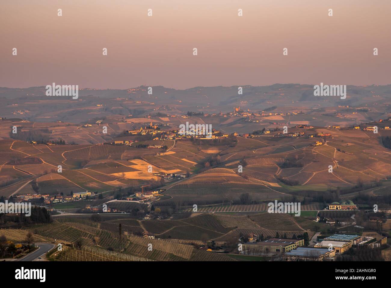 Il suggestivo borgo di Barolo, arroccata sulle colline delle Langhe (patrimonio Unesco). In questa zona i migliori vini del Piemonte sono prodotte: Barolo e Barb Foto Stock