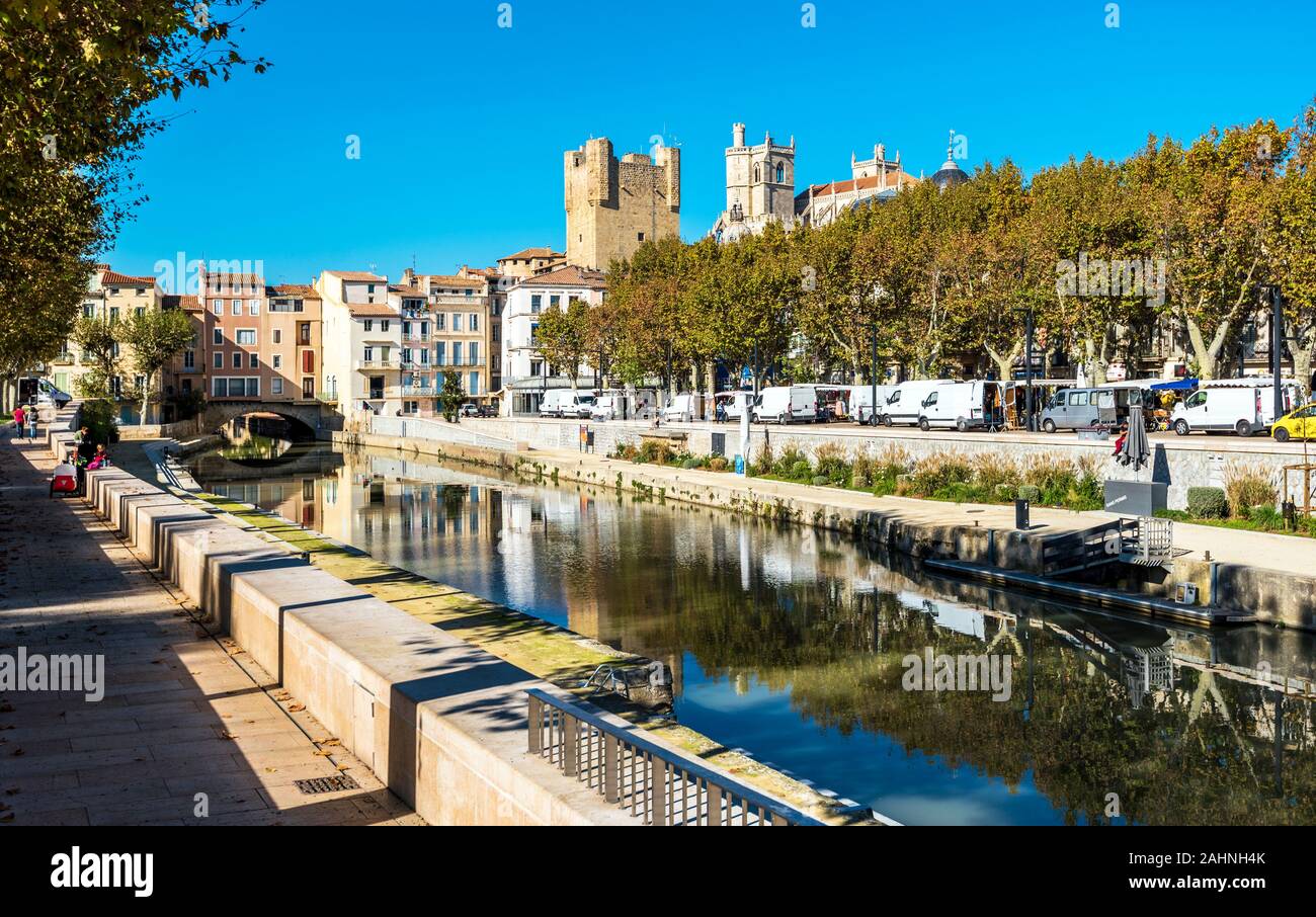 Narbonne, Francia - 30 ottobre 2016 Robine canale in Narbonne come visto dalla banchina in direzione del centro storico della città. Foto Stock