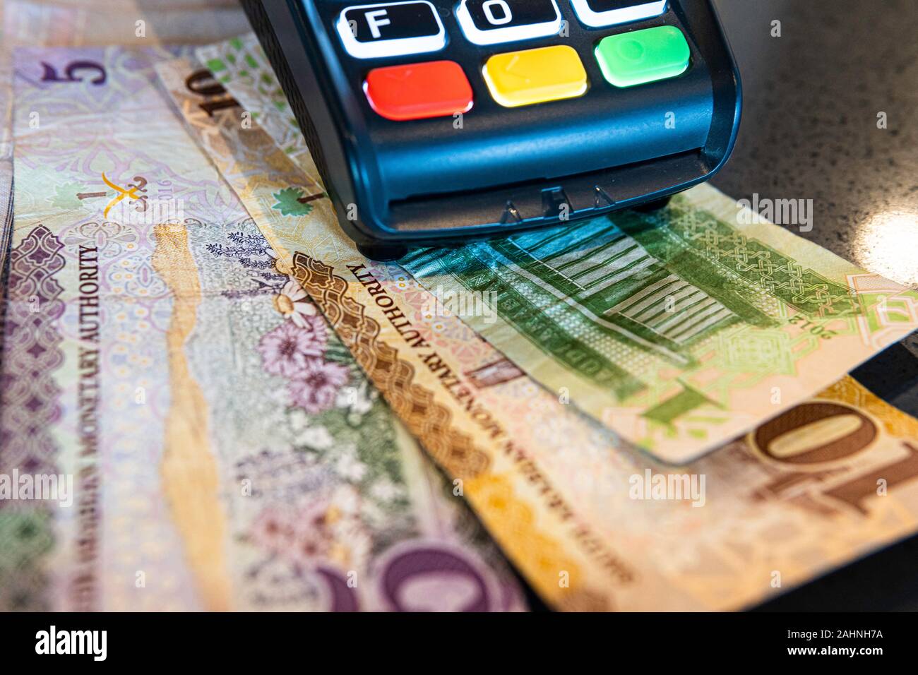 La macchina per le carte di credito con Saudi Riyal Banconote Foto Stock