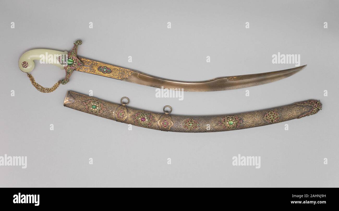 Islamico. Saber (Kiliç) con fodero. 1875-1900. La Turchia. Acciaio damasco, oro, ottone dorato, rubini, smeraldi e diamanti, giada, e legno Foto Stock