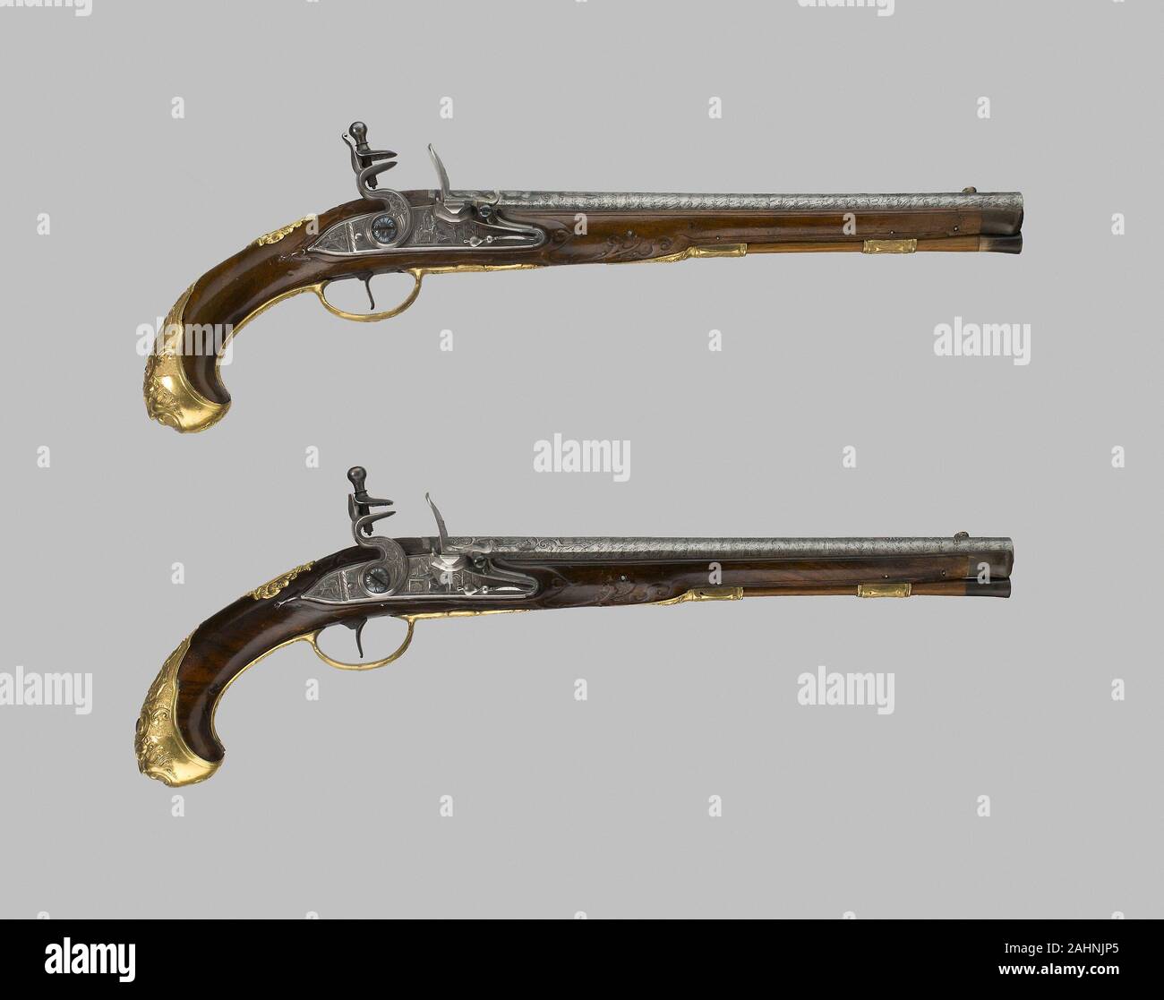 Coppia di custodia Flintlock Pistols. 1710-1740. A LIEGI. Acciaio, argento, ottone, legno (noce), e mercurio doratura Foto Stock