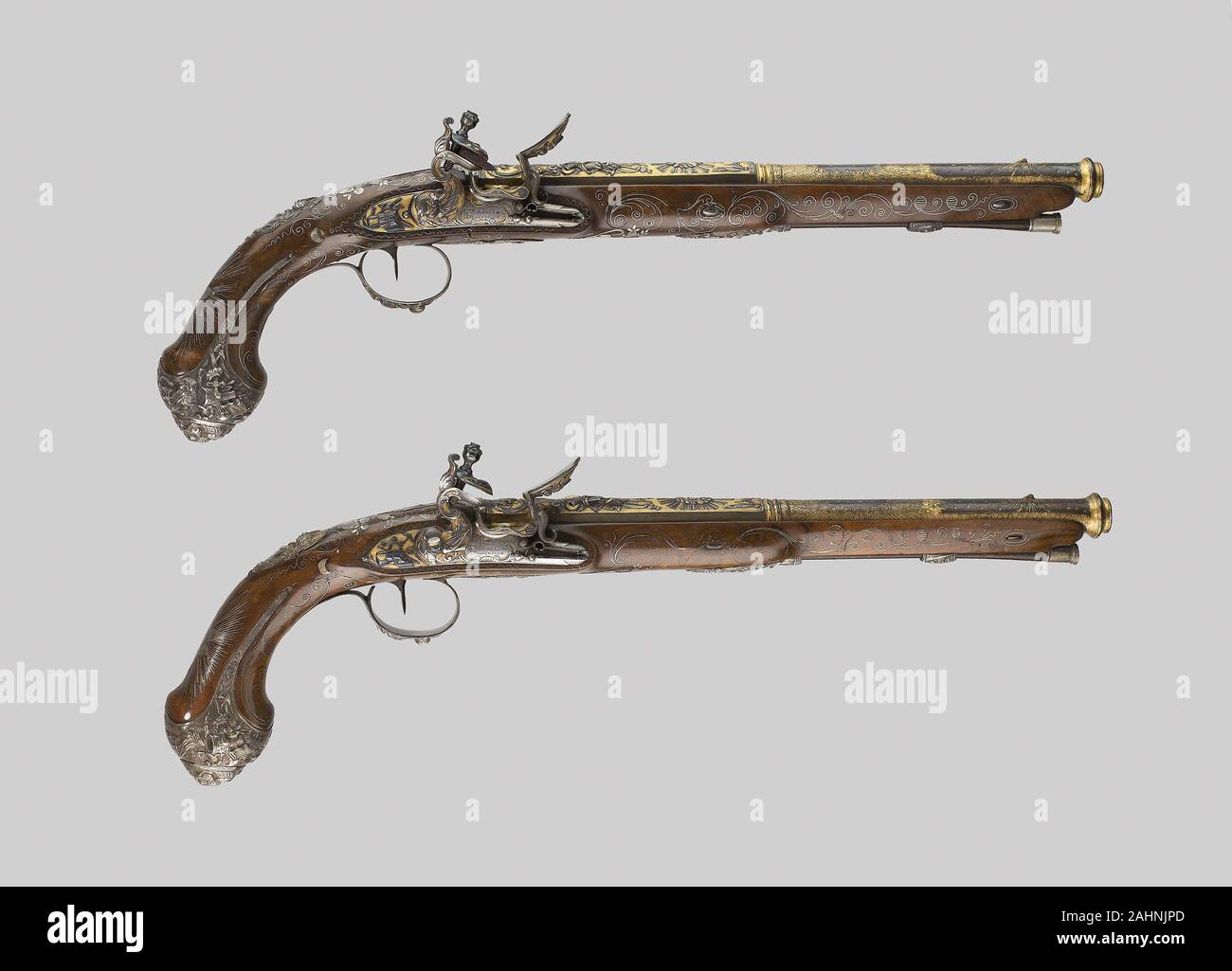 Coppia di presentazione Flintlock Pistols nella parte orientale di moda. 1801-1825. Marsiglia. Acciaio, argento, oro, noce, e selce Foto Stock