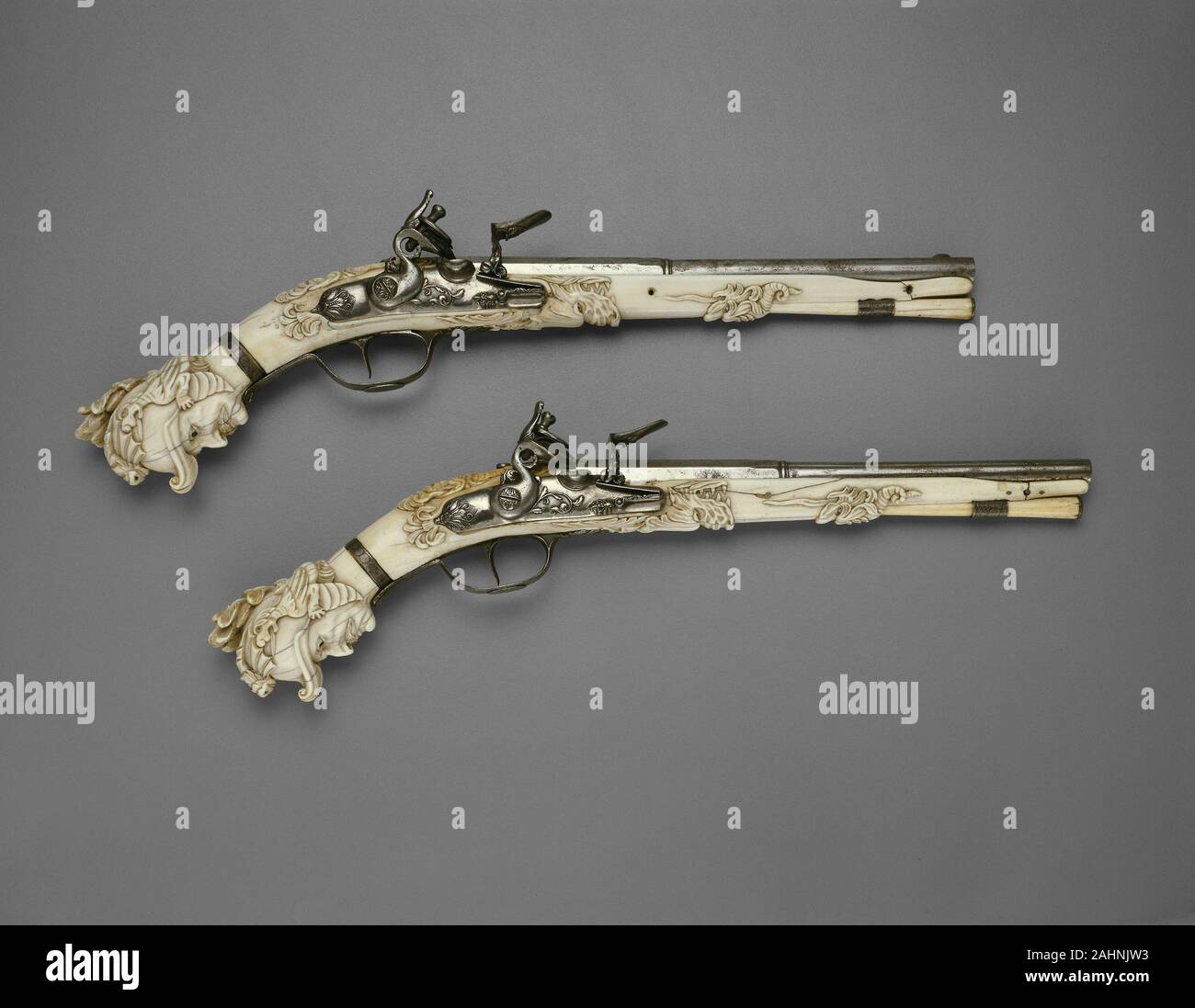 Coppia di Flintlock Pistols. 1655-1670. Il trattato di Maastricht. acciaio, argento, avorio, ebano, pelle e selce Foto Stock