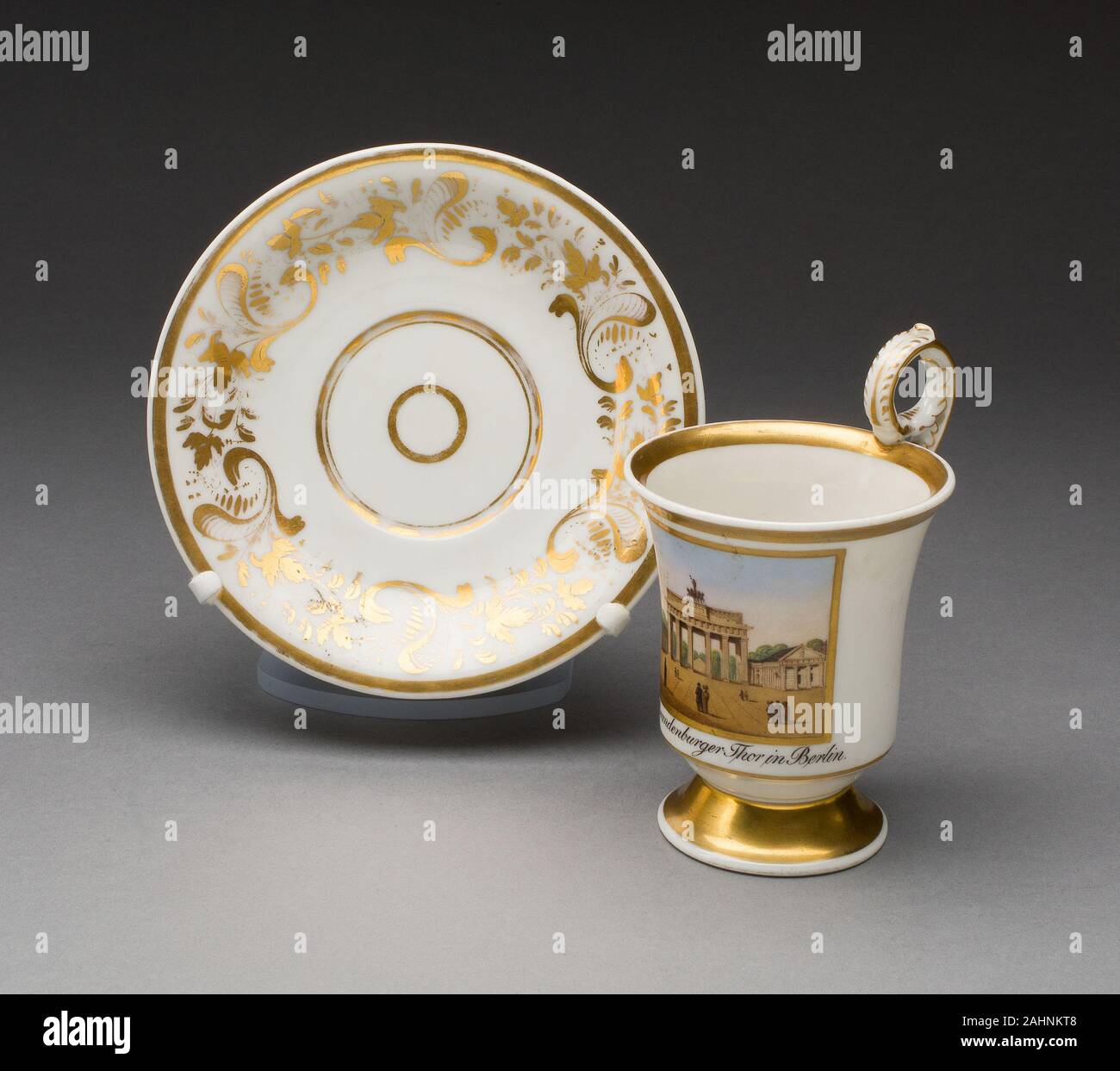 Königliche Porzellan-Manufaktur a Berlino (Prussia). Tazza e piattino. 1844-1847. Berlino. Disco di pasta di porcellana, smalti policromi e doratura Foto Stock