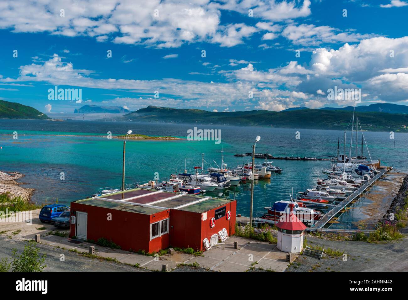 Standtorg, Norvegia - 5 agosto 2017 il pontile e barche al confine di Tjeldsundet strait nell isola di Hinnoya. Il ponte Tjeldsund e Troms County di Foto Stock