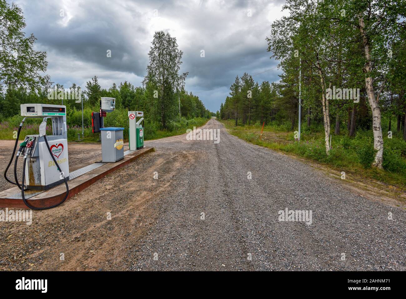 Kitkiojarvi, Svezia - 6 agosto 2017 stazione di gas nella strada di campagna in svedese di Norrbotten a Pajala comune di approccio del confine finlandese. Foto Stock