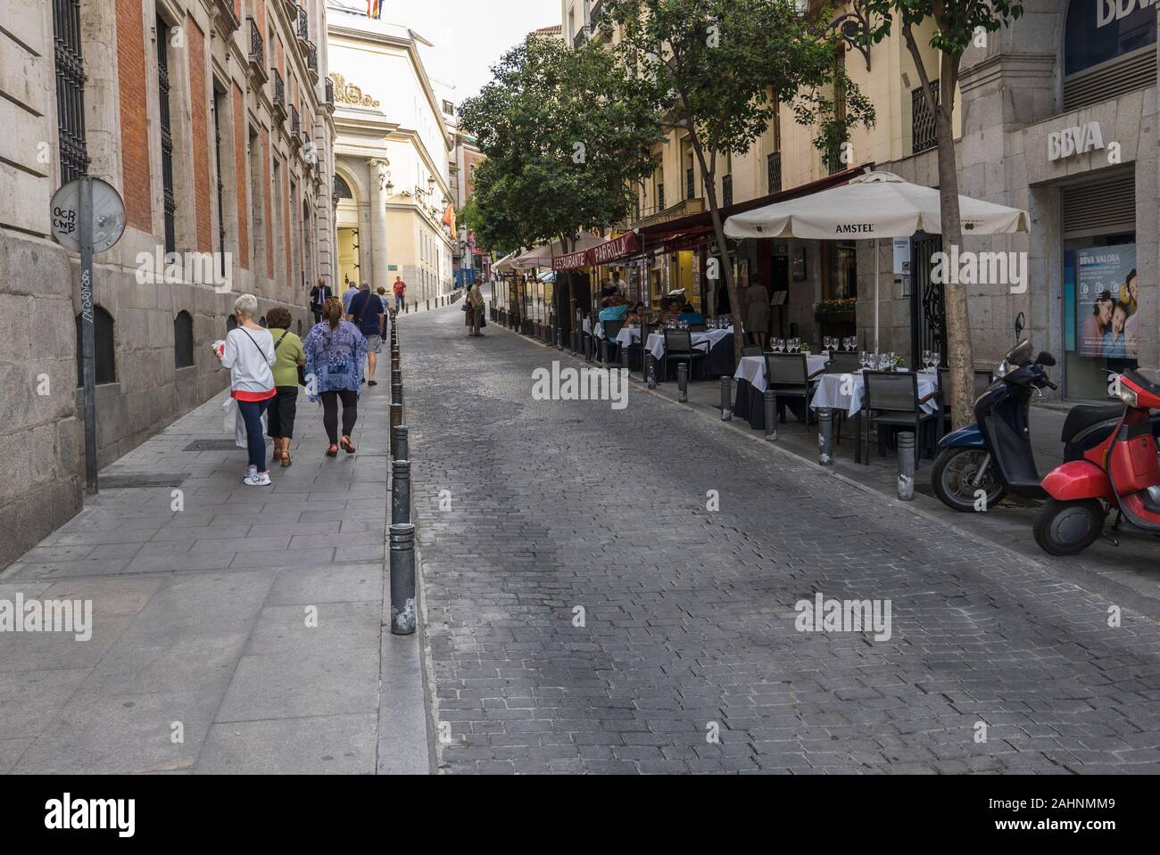 Una tipica stradina di Madrid in Spagna Foto Stock