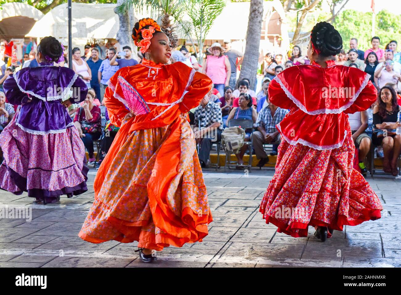 Messicano ballerini folk, Plaza Grande, Merida Foto Stock