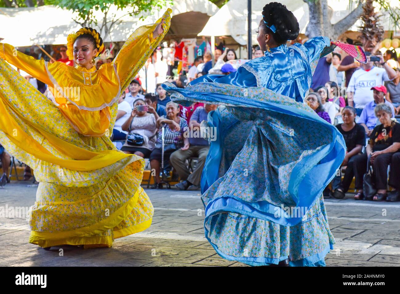 Messicano ballerini folk, Plaza Grande, Merida Foto Stock
