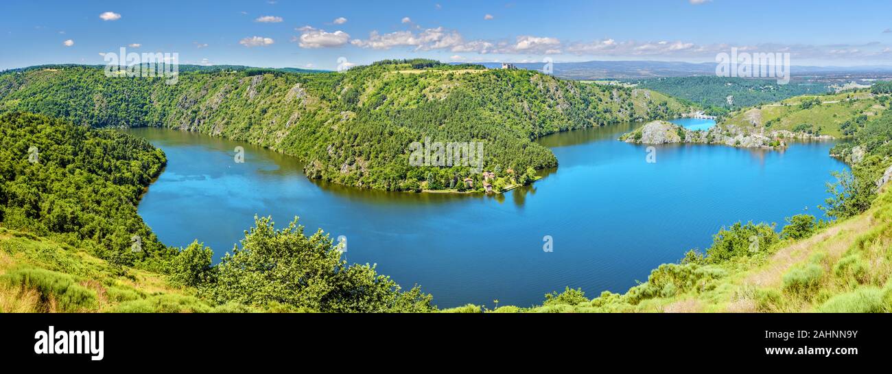 Vista panoramica delle gole del fiume Loira e la riserva naturale area in francese Auvergne-Rhone-Alpes regione. Grangent isola è a destra, Camaldules pe Foto Stock