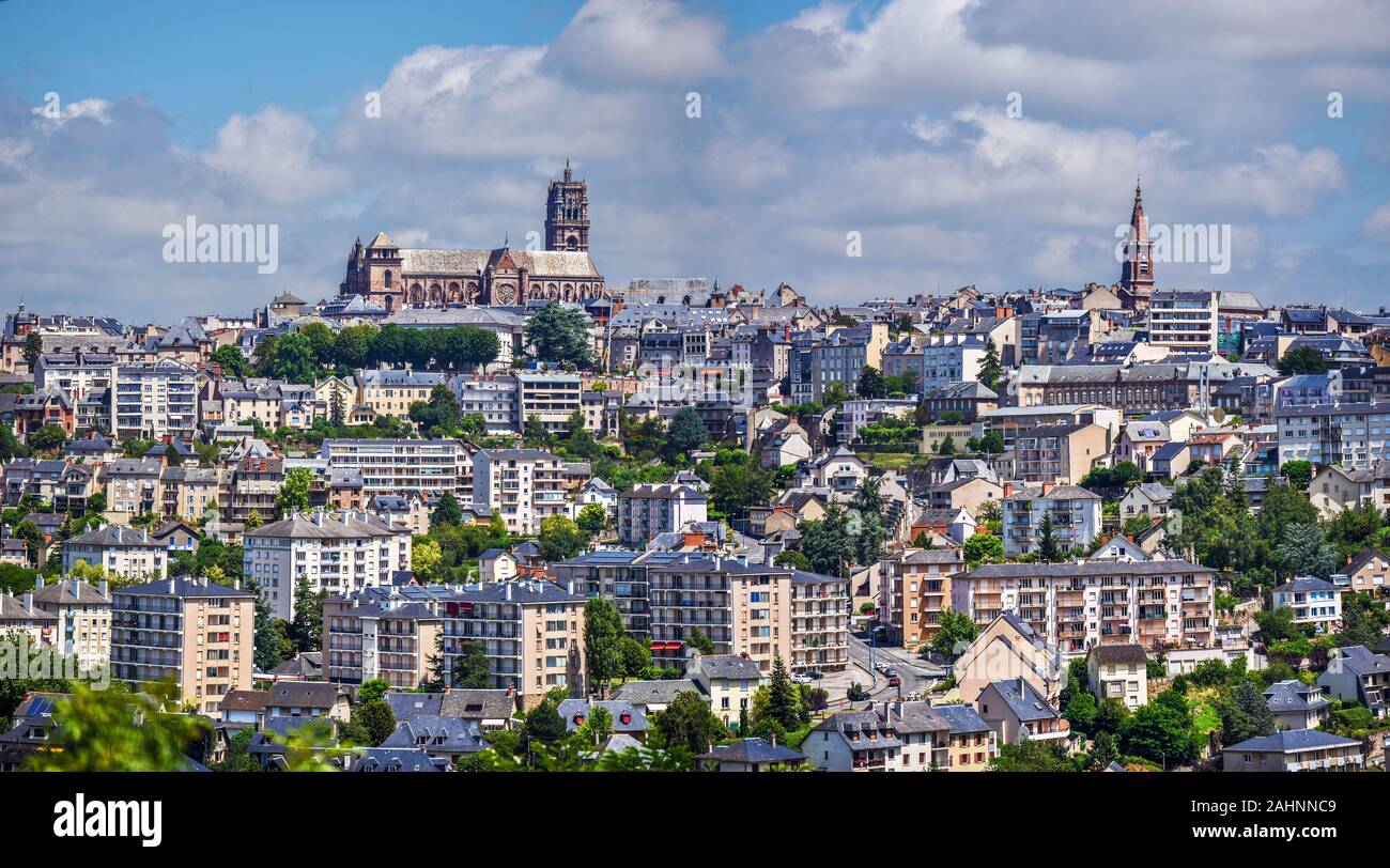 Vista panoramica della città di Rodez, nel sud della Francia. La cattedrale di Notre-dame di Rodez è a sinistra e la torre della chiesa di Saint Amans è a rig Foto Stock