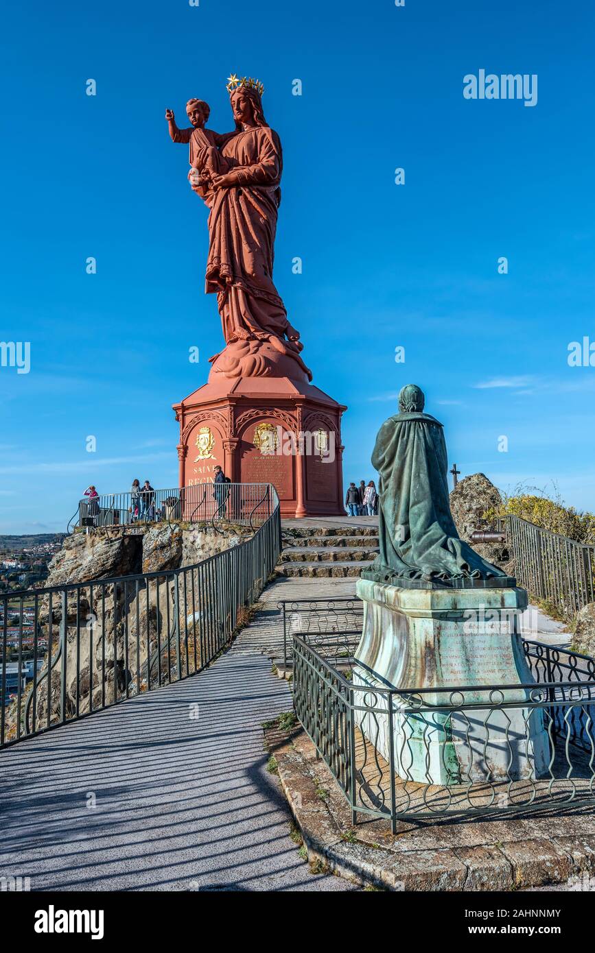 Le Puy-en-Velay, Francia - 28 ottobre 2017 vista verticale di Notre Dame de France monumento nella parte superiore di Corneille Rock, il monumento del vescovo Agosto Foto Stock