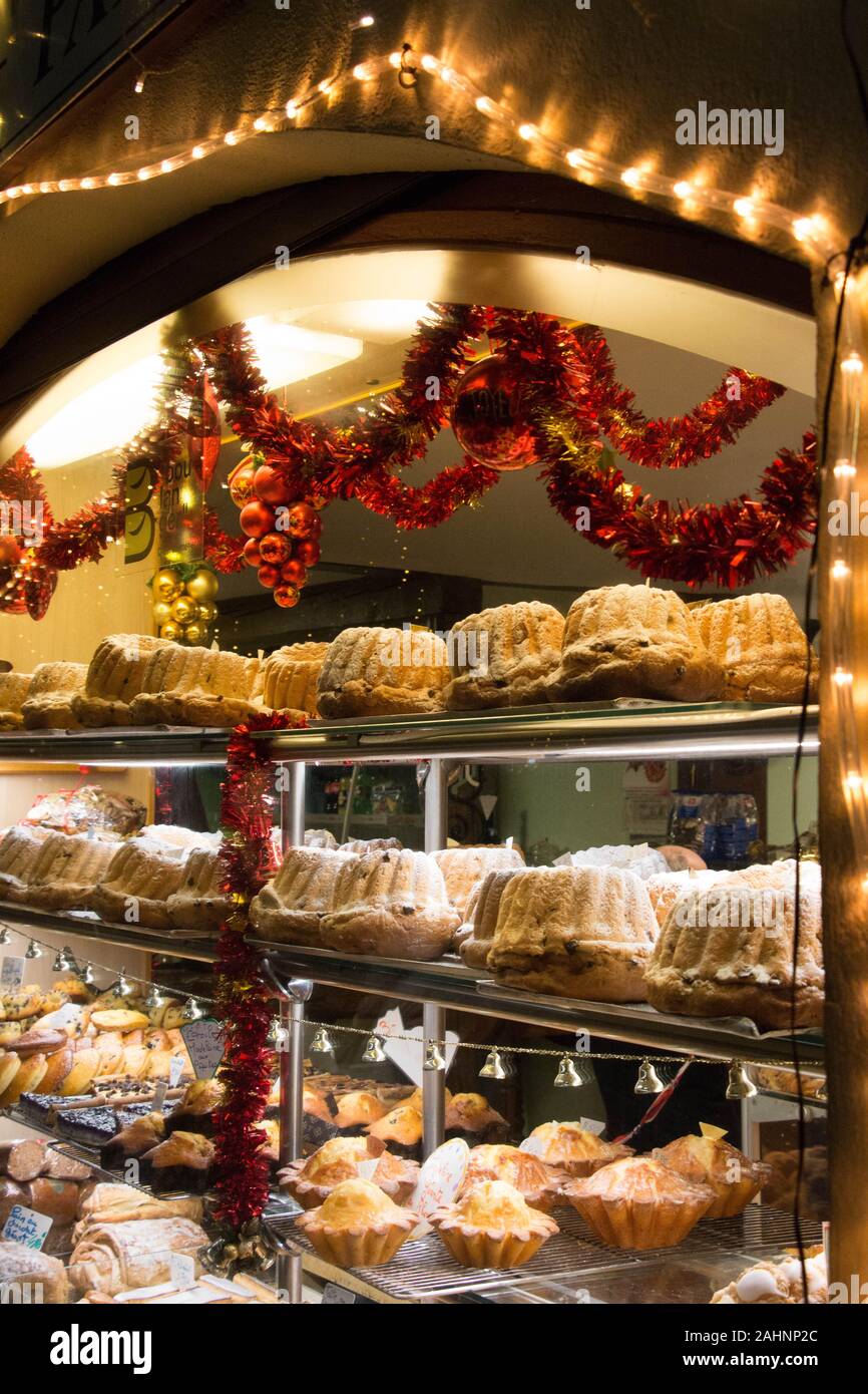 Tradizionale stile alsaziano kugelhopfs nella finestra di panetteria decorato per il Natale in Kaysersberg, Francia Foto Stock