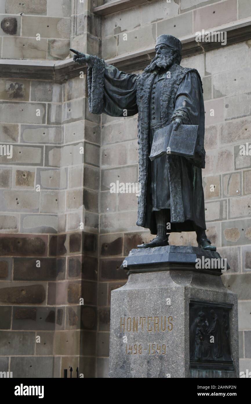Statua di ferro in fron della Chiesa Nera nel centro storico della città di Brasov, Romania Foto Stock