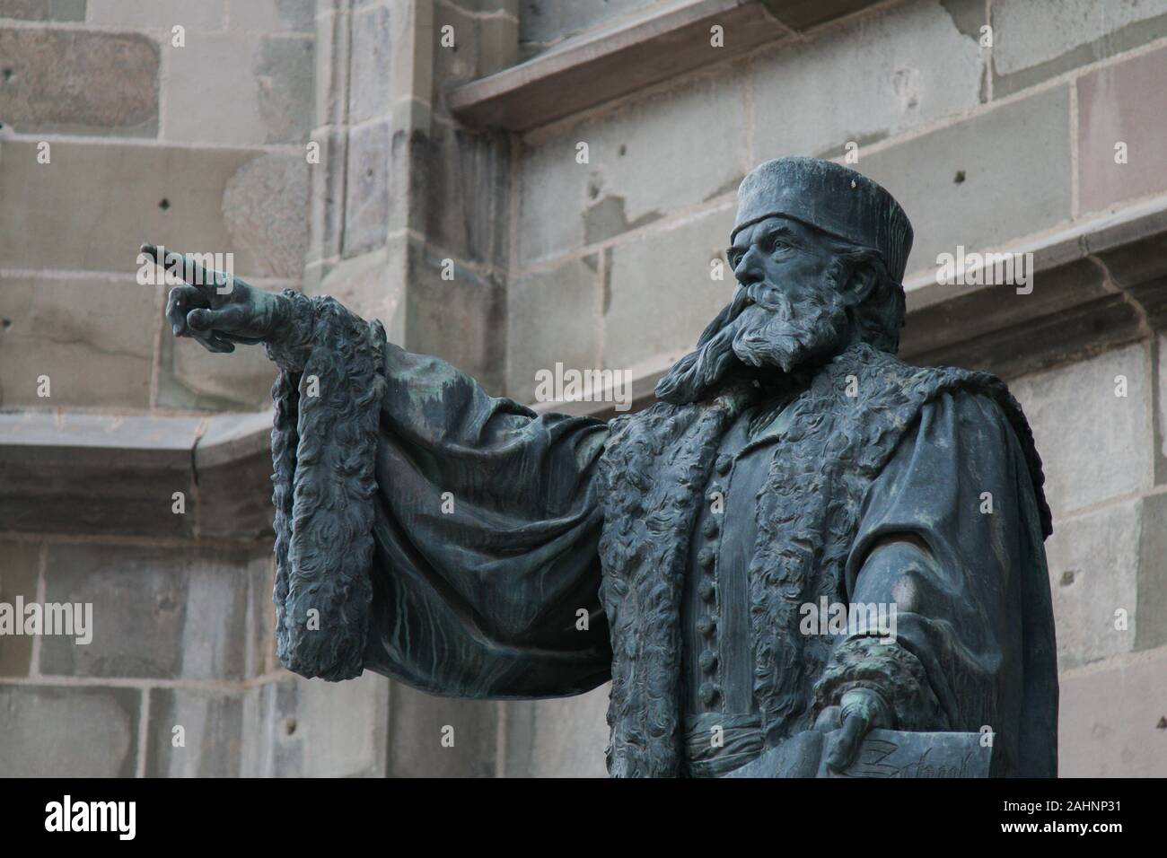 Statua di ferro in fron della Chiesa Nera nel centro storico della città di Brasov, Romania Foto Stock