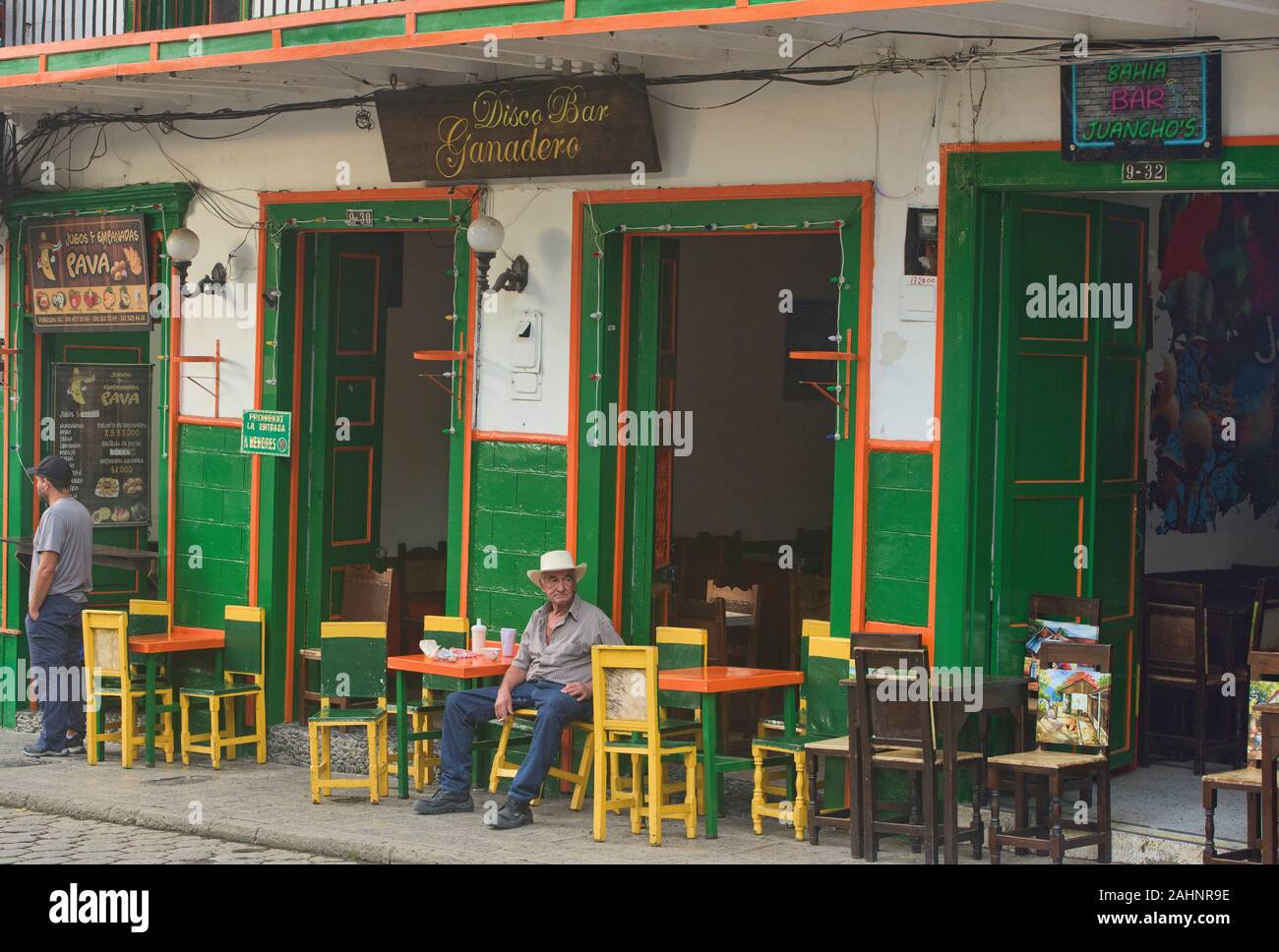 Guardare il mondo che passa nella plaza di coloratissimi Jardin, Antioquia, Colombia Foto Stock