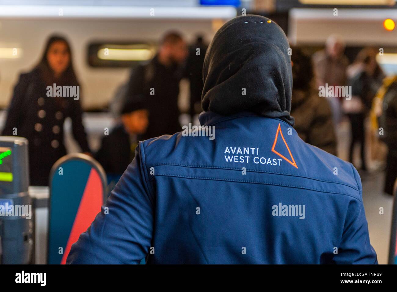 Avanti West Coast operaio ferroviario alla Stazione di Coventry, West Midlands, Regno Unito. Foto Stock