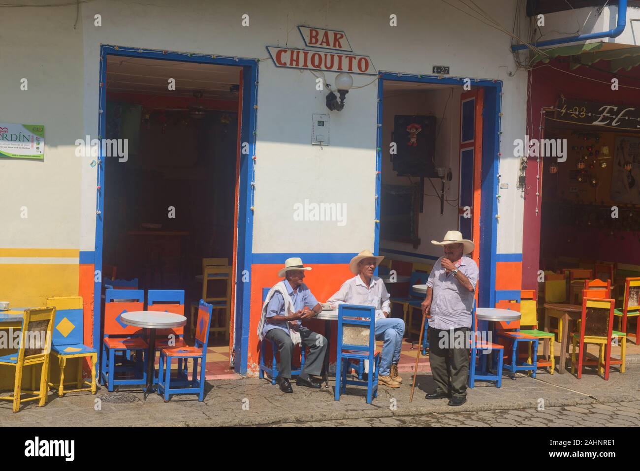 Guardare il mondo che passa nella plaza di coloratissimi Jardin, Antioquia, Colombia Foto Stock