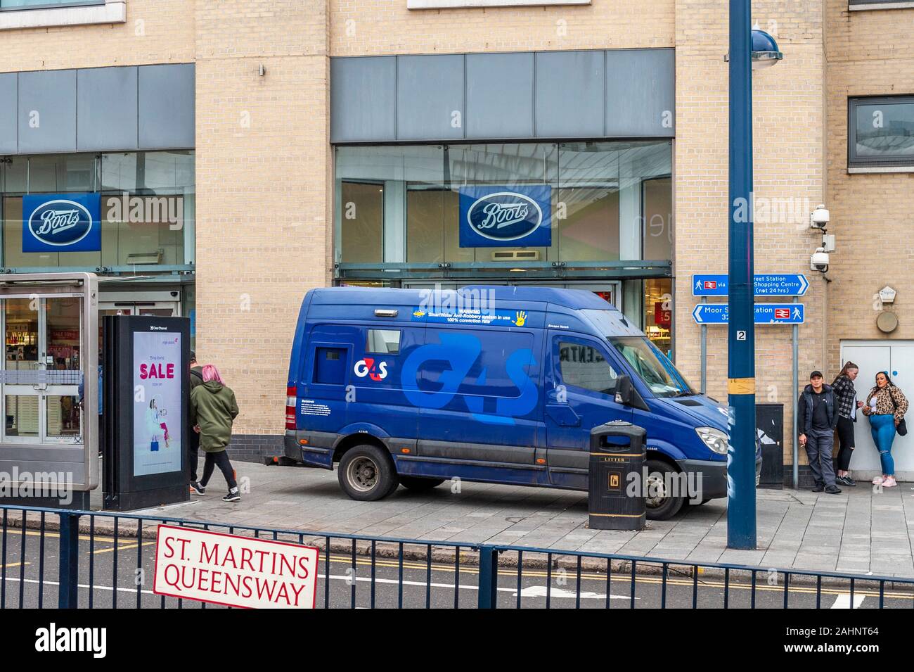 G4S contanti in furgone di transito che raccoglie denaro al di fuori del negozio Boots a Birmingham, West Midlands, Regno Unito. Foto Stock