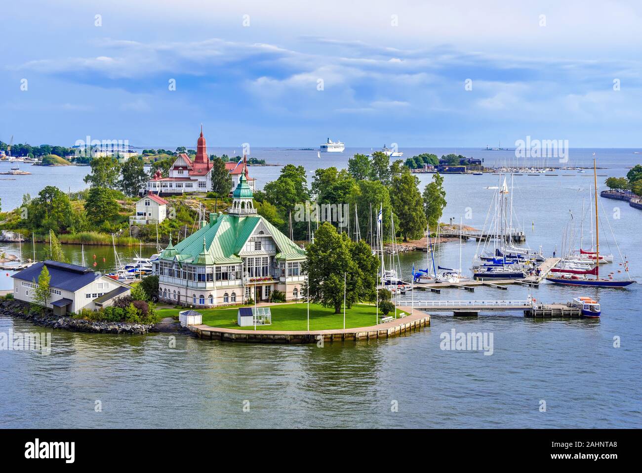 Helsinki, Finlandia - 20 agosto 2017 Vista in Valkosaari isola nell'arcipelago di Helsinki. Luoto isola è in background. Foto Stock
