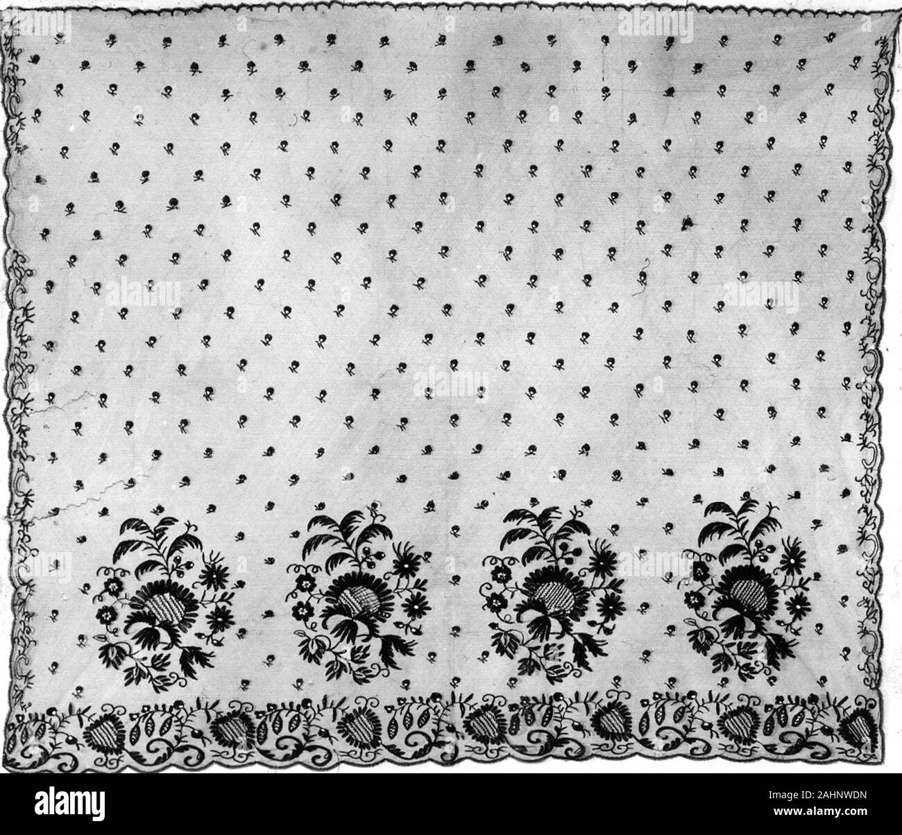 Velo del cofano. 1825-1835. In Inghilterra. Seta, fatti a macchina twist net; ricamato in punti a catenella (tambour lavoro); orlato di fatti a macchina picots Foto Stock