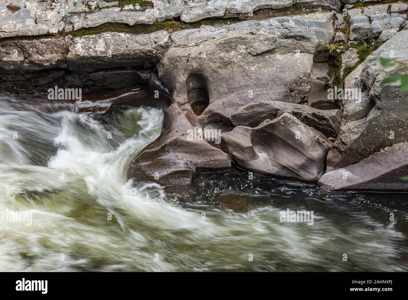 Il Westfield fiume scorre attraverso il Chesterfield Gorge nel West Chesterfield, Massachusetts Foto Stock