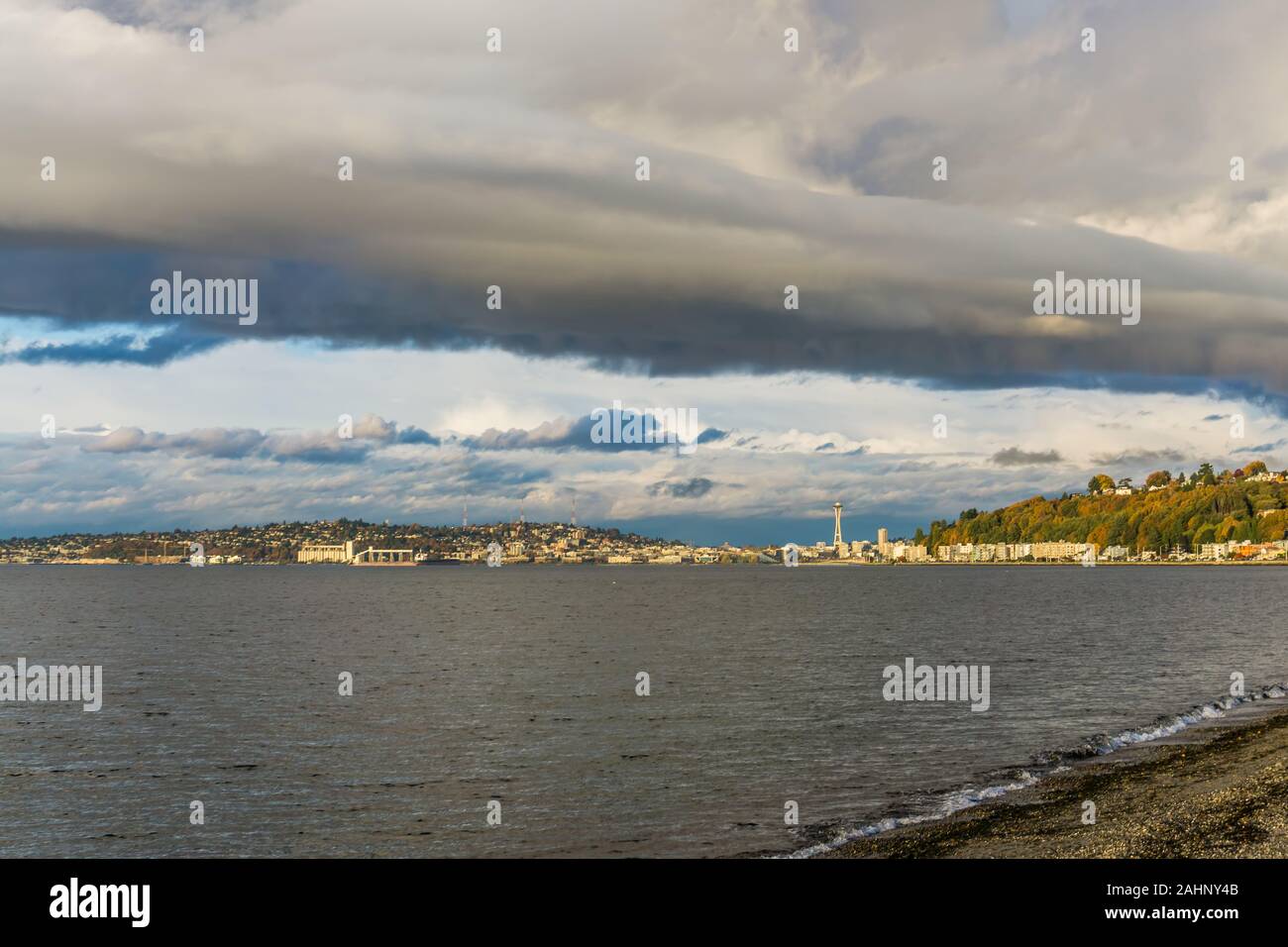 Una vista di condomini ad Alki Beach e la skyline di Seattle. Foto Stock