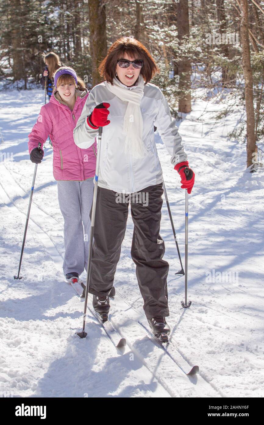 Le persone che si godono la vita all'aperto lo sci di fondo a Notchview in Windsor, MA Foto Stock