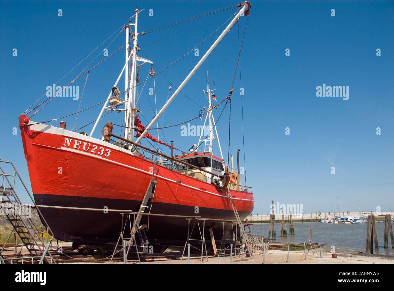 Deutschland, Niedersachsen, Ostfriesland, Neuharlingersiel, Schiff un Land, Segelboot Foto Stock