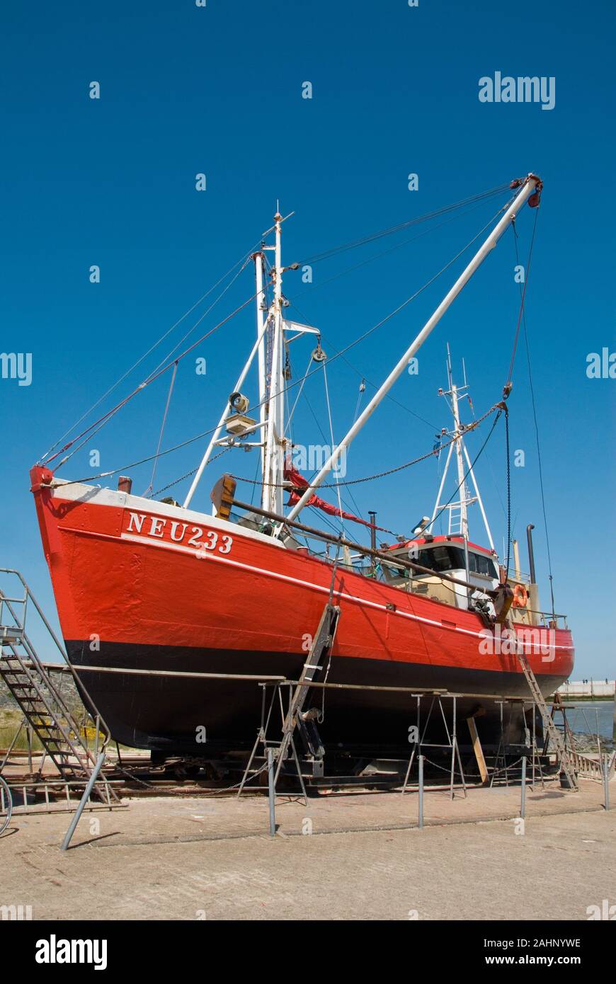 Deutschland, Niedersachsen, Ostfriesland, Neuharlingersiel, Schiff un Land, Segelboot Foto Stock