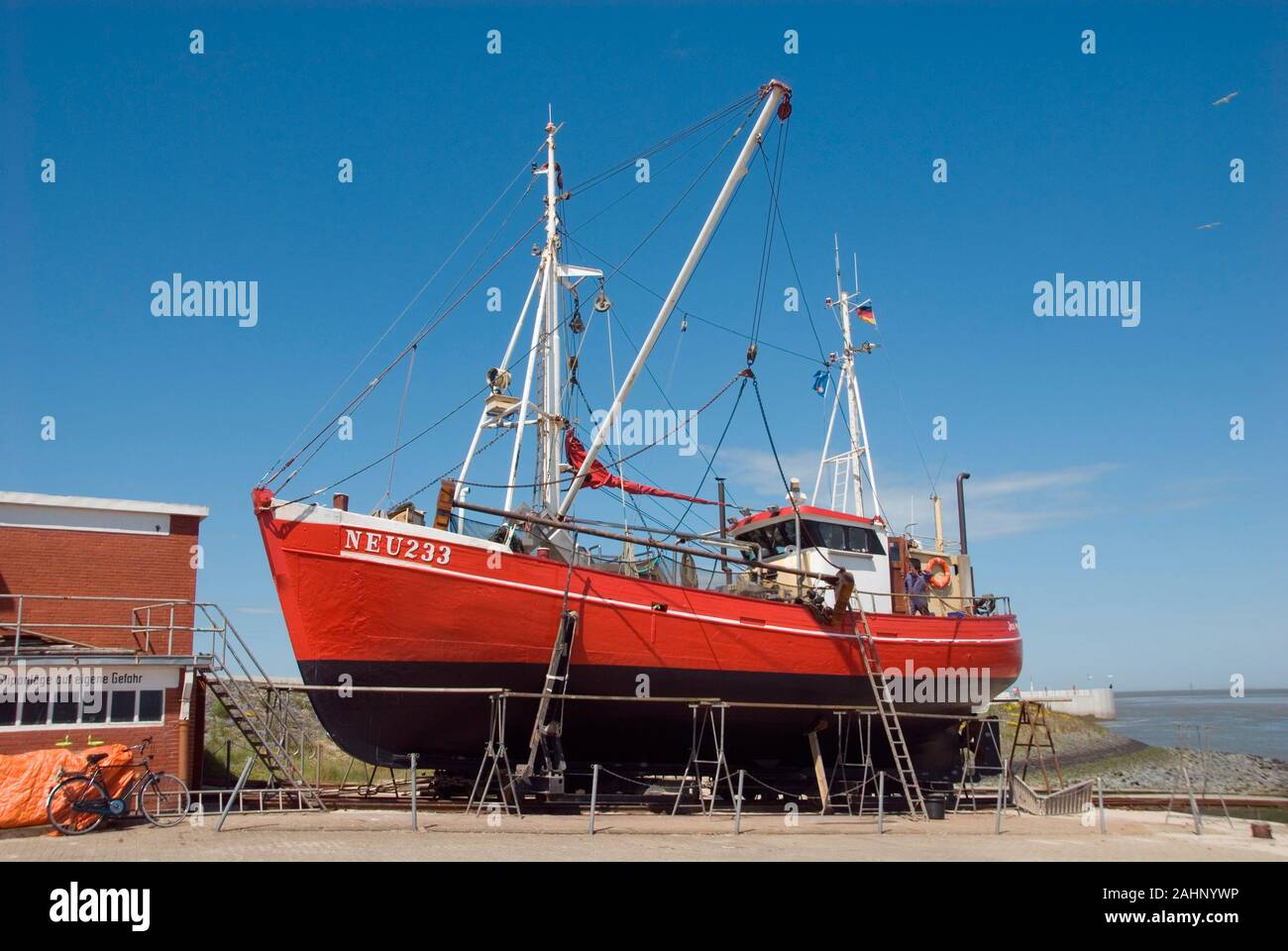 Deutschland, Niedersachsen, Ostfriesland, Neuharlingersiel, Schiff un Land, Segelboot Foto Stock