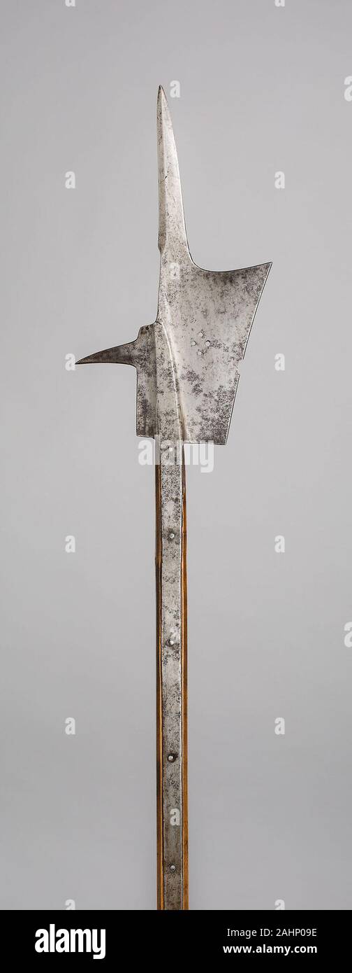 Alabarda. 1480-1520. Germania. Acciaio e legno (cenere) Foto Stock