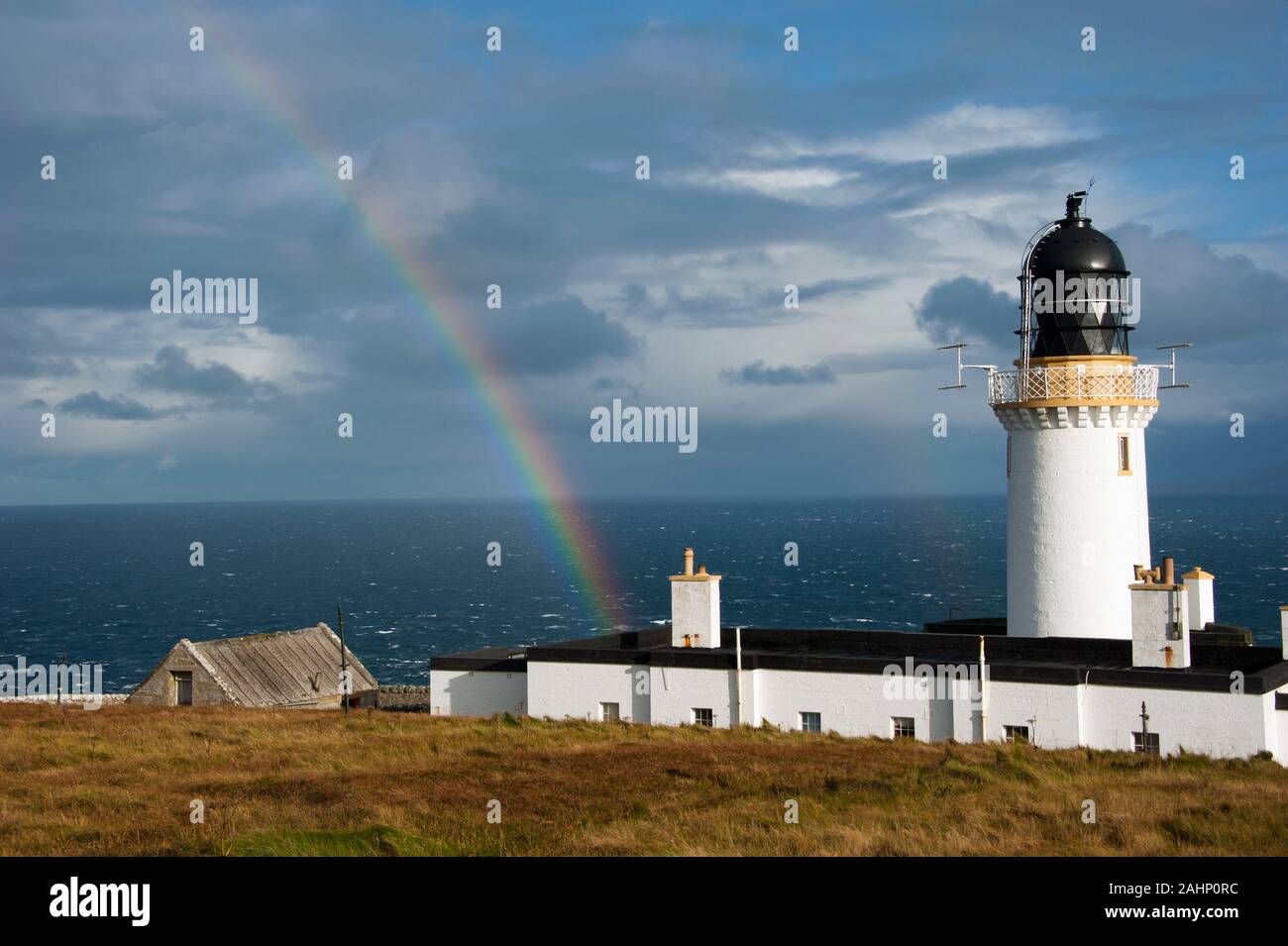 Faro di arcobaleno, testa di Dunnett, Scozia, Gran Bretagna, Europa / punto più settentrionale del territorio continentale del Regno Unito, testa di Pasqua |Leuchtturm mit Regenbog Foto Stock