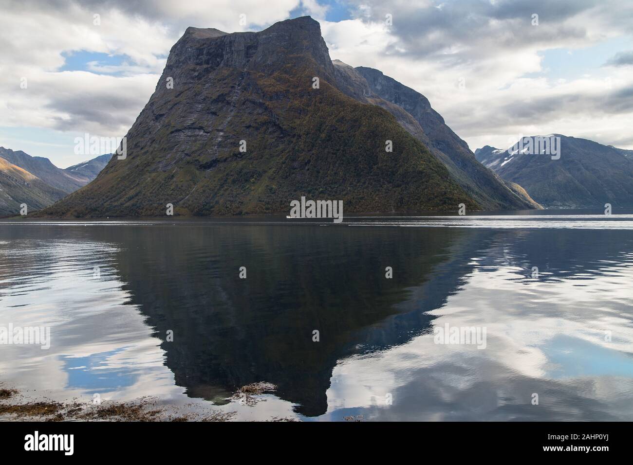 Stalberghornet di montagna e il Norangsfjorden Sunnmore, Alpi, More og Romsdal, Norvegia. Foto Stock