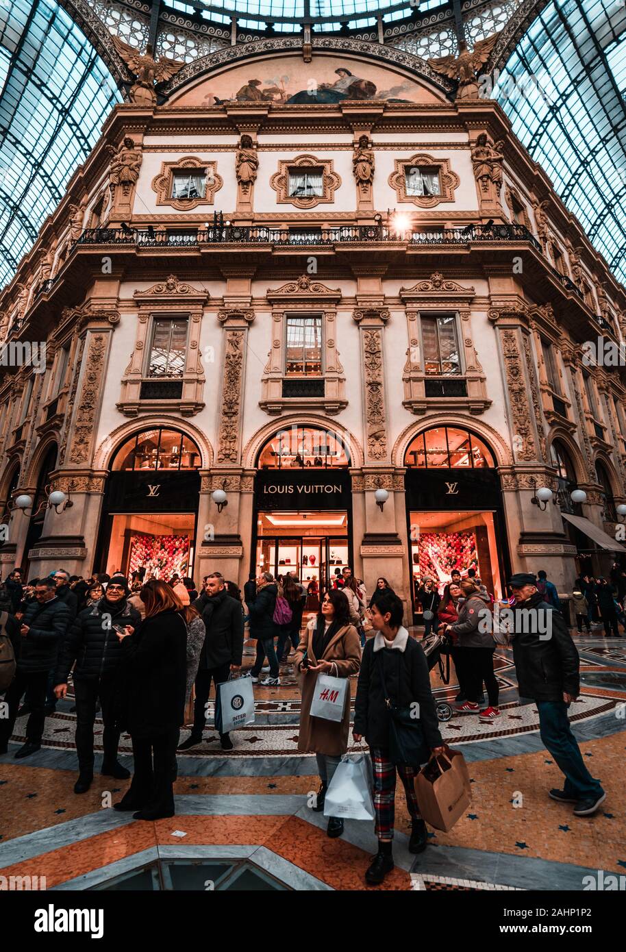Galleria Vittorio Emanuele II, uno dei più affollati luoghi di Milano nel tempo di Natale, un luogo fantastico pieno di persone alla ricerca di regali. Foto Stock