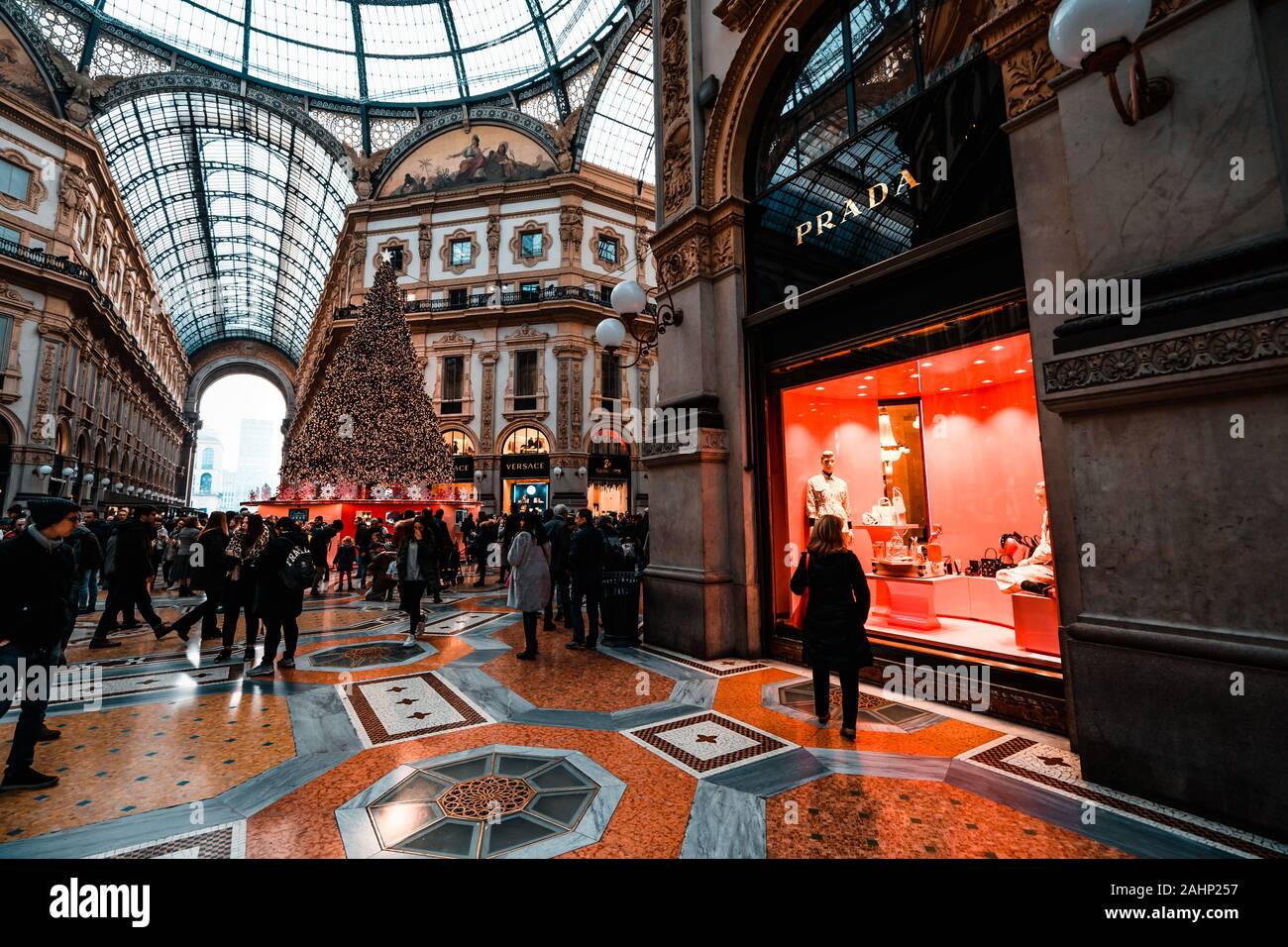 Galleria Vittorio Emanuele II, uno dei più affollati luoghi di Milano nel tempo di Natale, un luogo fantastico pieno di persone alla ricerca di regali. Foto Stock